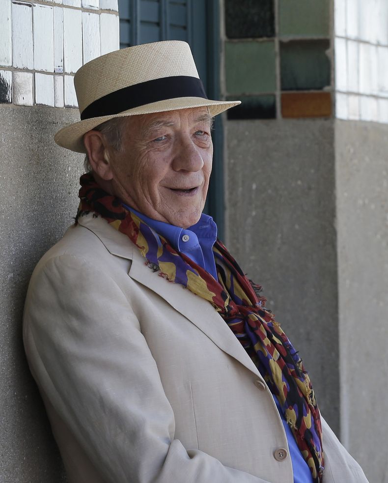 ARCHIVO - El actor británico Ian McKellen posa posa en Deauville en la 41a edición del American Film Festival, el jueves 10 de septiembre de 2015, en Deauville, Francia. McKellen fue hospitalizado el lunes 17 de junio de 2024, después de caer un escenario de Londres durante una escena de pelea en una obra de teatro. El actor de 85 años conocido por interpretar a Gandalf en las películas de Lord of The Rings (El Señor de los Anillos) y por sus numerosos papeles teatrales interpretaba a John Falstaff en una producción de Player Kings en el Teatro Noel Coward. (Foto AP/Lionel Cironneau,archivo)