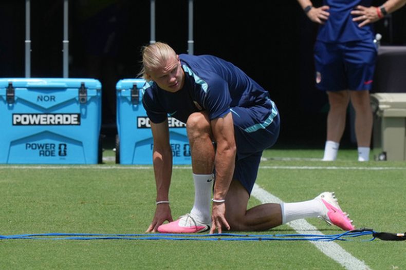 El delantero noruego Erling Haaland durante un entrenamiento con miras al partido contra Inglaterra en los cuartos de final del Mundial, el viernes 10 de julio de 2026, en Fort Lauderdale, Florida. (AP Foto/Marta Lavandier)