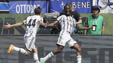 Samuel Iling-Junior celebra tras anotar el primer gol de Juventus en el partido contra Atalanta en la Serie A italiana, el domingo 7 de mayo de 2023. (Spada/LaPresse vía AP)