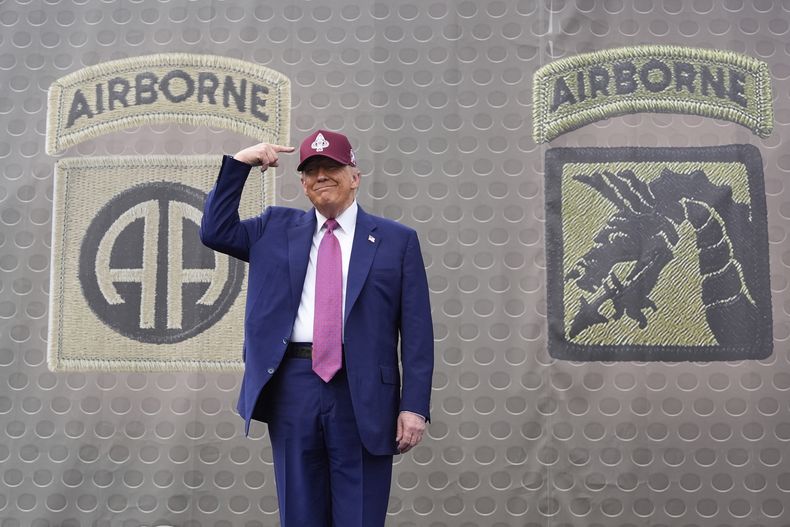El presidente estadounidense Donald Trump señala una gorra del Ejército durante un evento en Fort Bragg, Carolina del Norte, el martes 10 de junio de 2025. (AP Foto/Alex Brandon)