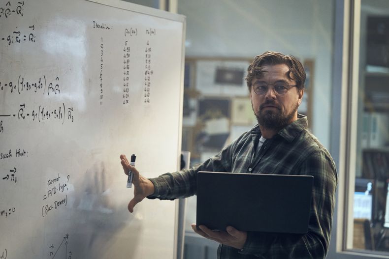 En esta imagen proporcionada por Netflix, Leonardo DiCaprio como el Dr. Randall Mindy en una escena de Dont Look Up. (Niko Tavernise/Netflix vía AP)
