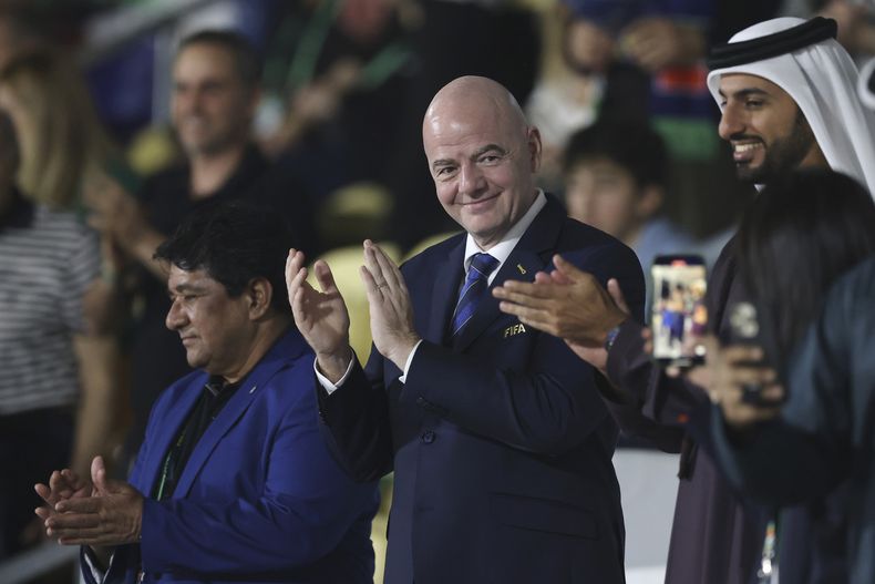 El presidente de la FIFA Giovanni Infantino durante la final del Mundial de Playa en Dubái, el domingo 25 de febrero de 2024. (AP Foto/Christopher Pike)