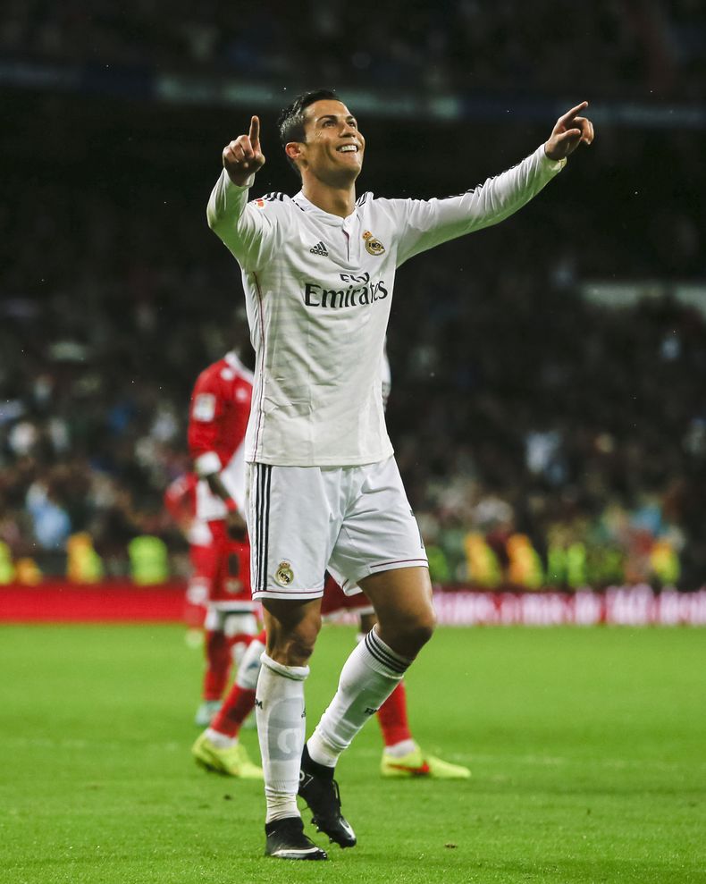 Cristiano Ronaldo del Real Madrid celebra tras marcar un gol ante Rayo Vallecano en la liga espa&ntilde;ola, el s&aacute;bado 8 de noviembre de 2014. (AP Foto/Andres Kudacki)