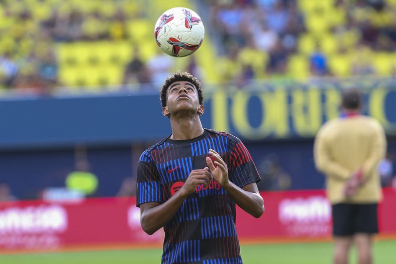 El jugador del Barcelona Lamine Yamal controla un balón antes de un partido de la Liga frente al Villarreal, en el estadio de La Cerámica, en Villarreal, España, el 22 de septiembre de 2024. (AP Foto/Alberto Saiz)