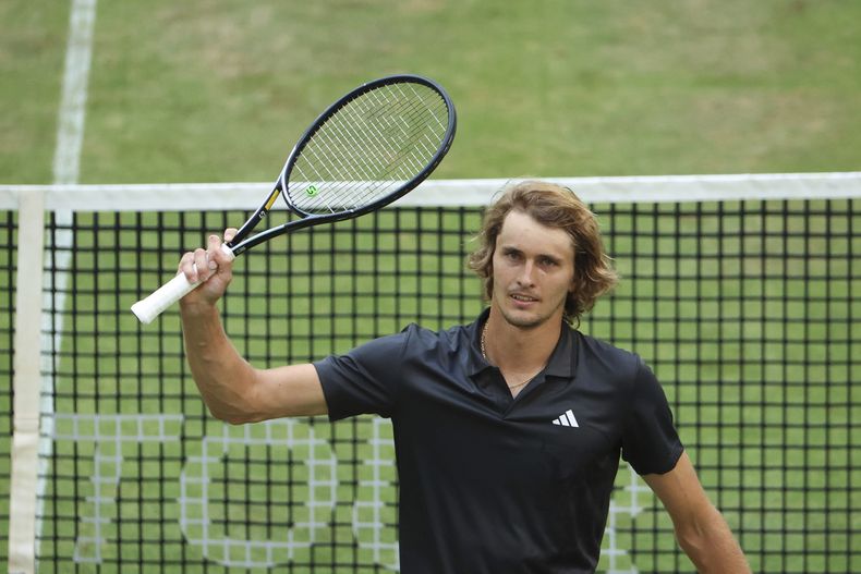 Alexander Zverev tras vencer a Denis Shapovalov en el Abierto de Halle, el miércoles 21 de junio de 2023. (Friso Gentsch/dpa vía AP)