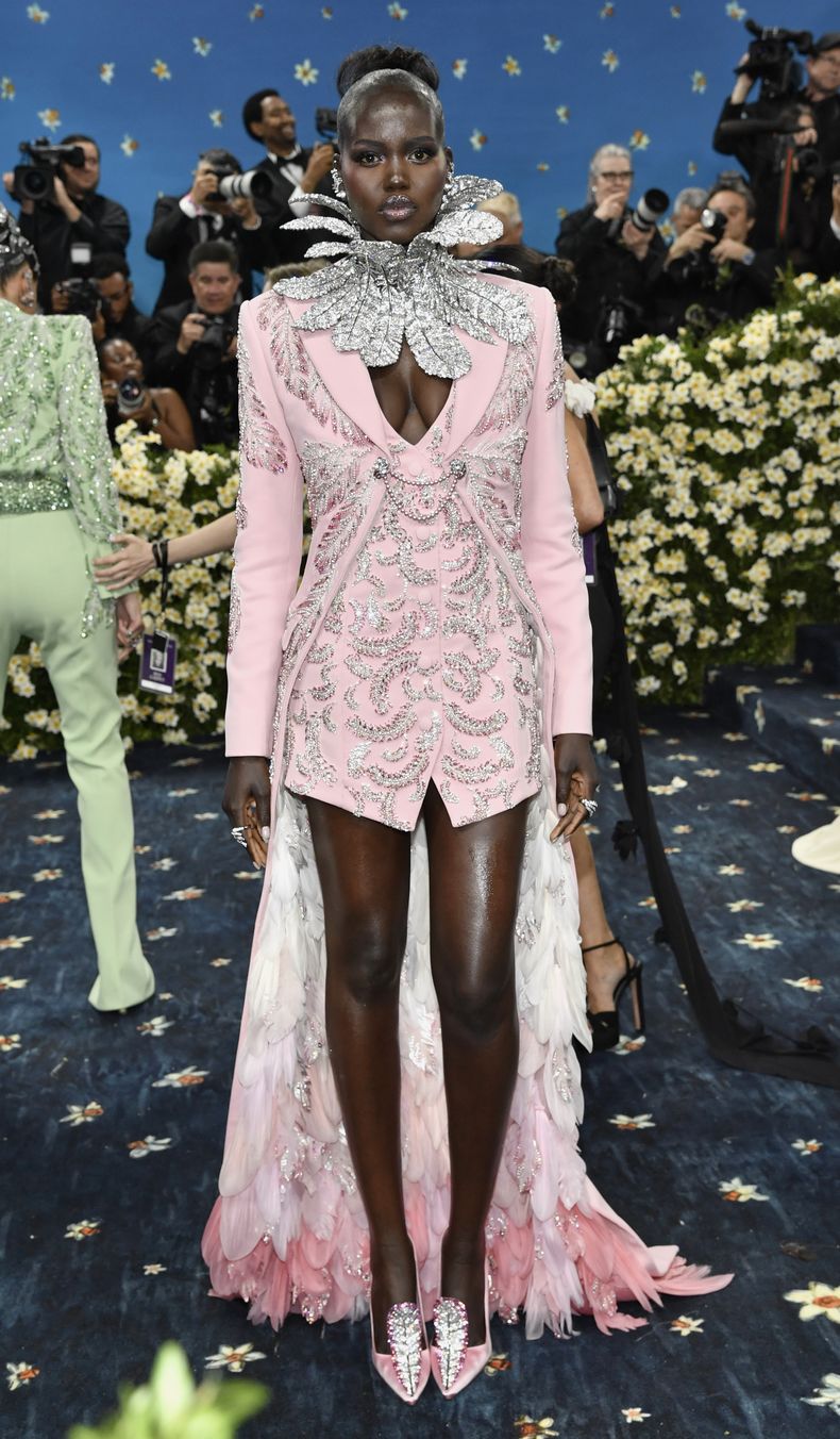 Adut Akech asiste a la gala benéfica del Instituto del Vestido del Museo Metropolitano de Arte que celebra la inauguración de la exposición Superfine: Tailoring Black Style el lunes 5 de mayo de 2025, en Nueva York. (Foto Evan Agostini/Invision/AP)