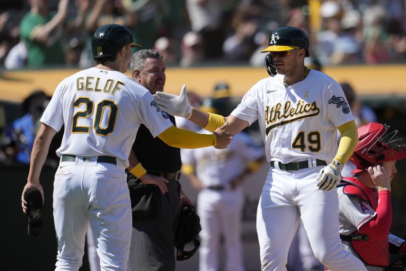 Ryan Noda (49) de los Atléticos de Oakland celebra luego de impactar un cuadrangular de dos carreras que también impulsó a Zack Gelof (20) durante la sexta entrada del juego ante los Angelinos de Los Ángeles, en Oakland, California. Domingo 3 de septiembre de 2023. (AP Foto/Jeff Chiu)