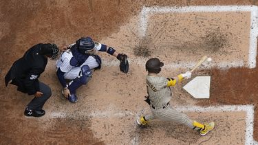 Con jonrón en la 10ma, Padres superan 6-4 a Cerveceros