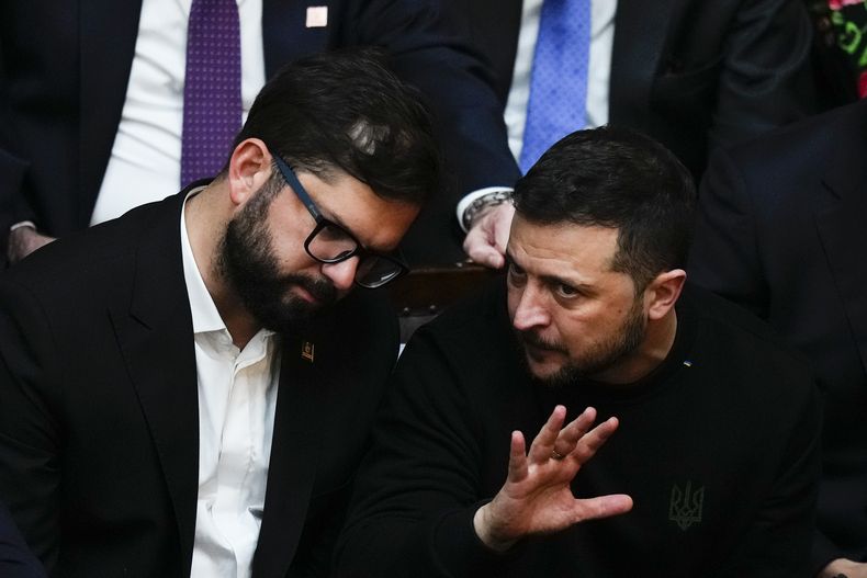 El presidente de Chile, Gabriel Boric, a la derecha, habla con el presidente de Ucrania, Volodymyr Zelenskyy, durante la ceremonia de juramentación del nuevo presidente de Argentina, Javier Milei, en el Congreso en Buenos Aires, Argentina, el domingo 10 de diciembre de 2023. (Foto AP/Natacha Pisarenko)