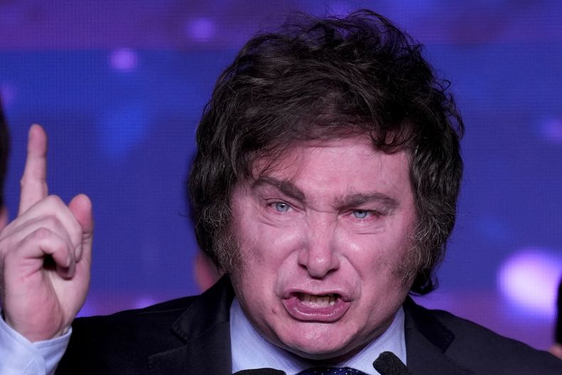 Foto del domingo 13 de agosto del 2023, Javier Milei durante la campaña presidencial en Argentina frente a la sede de su partido después de que cerraron las casillas. (AP Foto/Natacha Pisarenko)