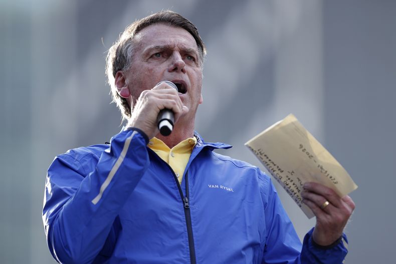 El expresidente brasileño Jair Bolsonaro habla durante una protesta contra su juicio en el Supremo Tribunal Federal, en el que está acusado de participar en un intento de golpe de Estado en 2022, el domingo 29 de junio de 2025, en Sao Paulo. (AP Foto/Ettore Chiereguini)