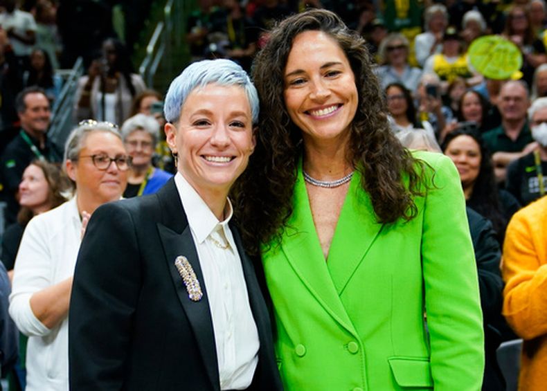 ARCHIVO - La futbolista Megan Rapinoe y la basquetbolista Sue Bird posan antes de un partido de baloncesto, el domingo 11 de junio de 2023, en Seattle (AP Foto/Lindsey Wasson, File)
