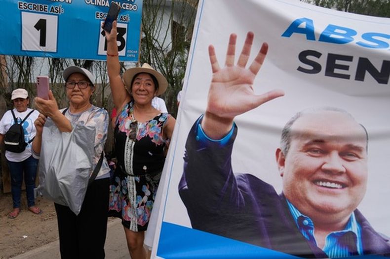 Simpatizantes asisten a un mitin de campaña del candidato presidencial Rafael López Aliaga, del partido Renovación Popular, en la localidad de Huaycán, en las afueras de Lima, Perú, el miércoles 18 de marzo de 2026. (Foto AP/Martín Mejía)