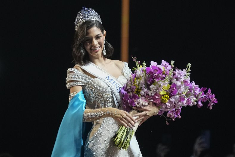 Miss Nicaragua Sheynnis Palacios sonríe tras ser coronada Miss Universo en la 72a edición de Miss Universo en San Salvador, El Salvador, el sábado 18 de noviembre de 2023. (Foto AP/Moisés Castillo)