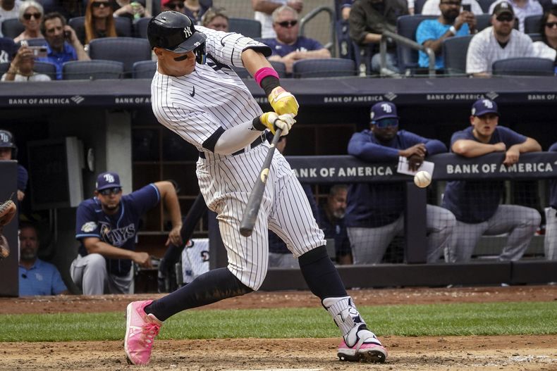 Aaron Judge de los Yanquis de Nueva York conecta un jonrón de dos carreras en la sexta entrada ante los Rays de Tampa Bay el sábado 13 de mayo del 2023. (AP Foto/Bebeto Matthews)