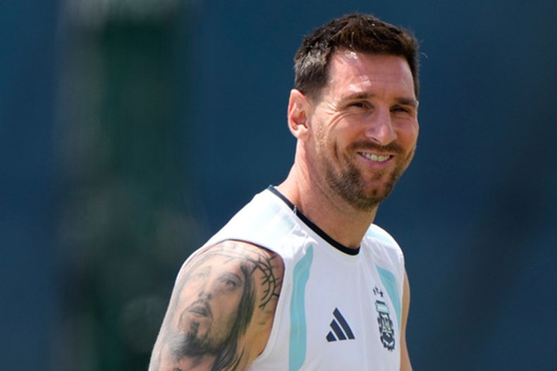 El capitán de Argentina, Lionel Messi, camina durante el entrenamiento para el Mundial el martes 23 de junio, 2026, en Kansas City. (AP Foto/Charlie Riedel)