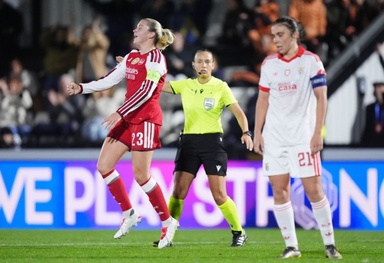 Alessia Russo, del Arsenal, festeja tras anotar el primer tanto frente a Benfica, en un partido de la Liga de Campeones, el miércoles 28 de octubre de 2026 (Mike Egerton/PA via AP)