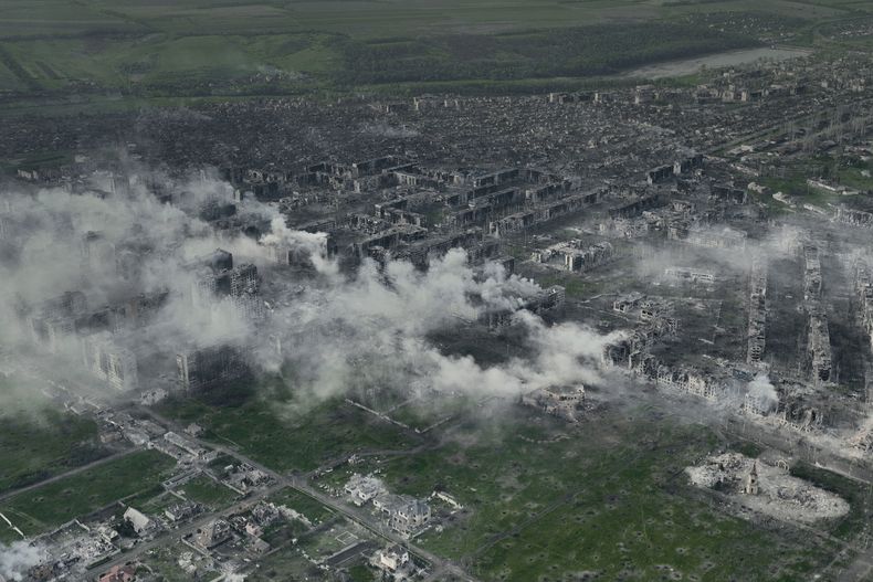 Vista aérea de Bájmut, lugar de intensas batallas entre las fuerzas armadas de Ucrania y Rusia, en la región de Donetsk, Ucrania, el jueves 22 de junio de 2023. (AP Foto/Libkos)