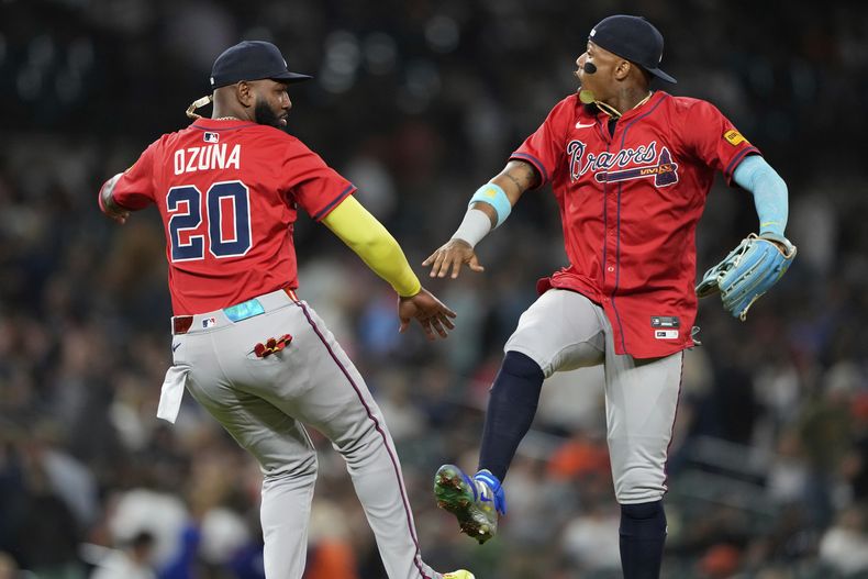 El dominicano Marcell Ozuna y el venezolano Ronald Acuña Jr. festejan la victoria de los Bravos de Atlanta sobre los Tigres de Detroit, el viernes 19 de septiembre de 2025 (AP Foto/Ryan Sun)