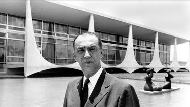 americateve | ARCHIVO - En esta foto sin fecha de 1960, el presidente brasile&ntilde;o Juscelino Kubitschek posa para la c&aacute;mara en Brasilia. La Comisi&oacute;n de la Verdad del concejo municipal de Sao Paulo dice que el accidente automovil&iacute;stico que mat&o