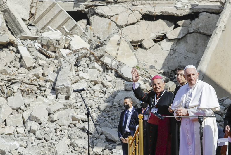 En esta imagen de archivo, el arzobispo de Mosul y Aqra, Najib Mikhael Moussa (izquierda), saluda parado junto al papa Francisco al inicio de un acto para rezar por las víctimas de la guerra en la plaza de la iglesia Hosh al-Bieaa, en Mosul, Irak, que en su día fue la capital de facto del Estado Islámico, el 7 de marzo de 2021. (AP Foto/Andrew Medichini, archivo)