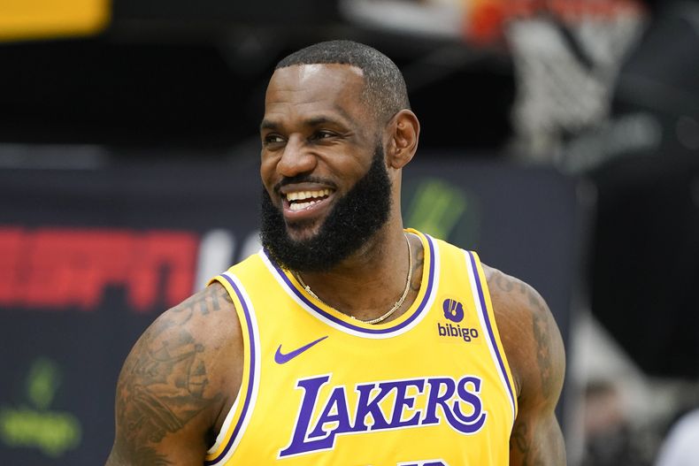 El alero de los Lakers de Los Ángeles LeBron James sonríe durante el día de medios de la NBA el dos de octubre del 2023. (AP Foto/Ryan Sun)