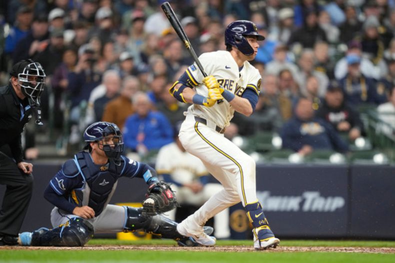Christian Yelich, de los Cerveceros de Milwaukee, batea un sencillo productor de dos carreras durante la octava entrada del juego de béisbol de Grandes Ligas ante los Rays de Tampa Bay el miércoles 1 de abril de 2026, en Milwaukee. (AP Foto/Kayla Wolf)