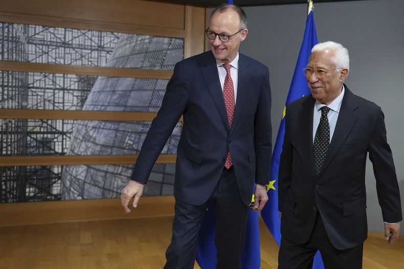 El presidente del Consejo Europeo, António Costa, a la derecha, sonríe junto a Friedrich Merz, líder de la Unión Democristiana de Alemania, antes de una reunión en el edificio del Consejo Europeo, el jueves 6 de marzo de 2025, en Bruselas. (AP Foto/Virginia Mayo)