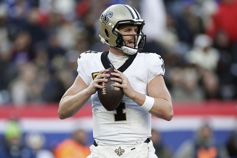 ARCHIVO - Foto del 8 de diciembre del 2024, el quaterback de los Saints de Nueva Orleans Derek Carr observa antes de lanzar el balón ante los Giants de Nueva Orleans. (AP Foto/Adam Hunger, Archivo)