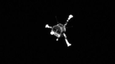americateve | En la imagen, captada por la c&aacute;mara Osiris de la sonda espacial Rosetta y distribuida por la Agencia Espacial Europea el 13 de noviembre de 2014, puede verse al m&oacute;dulo de aterrizaje Philae el 12 de noviembre de 2014  en su camino al cometa 6