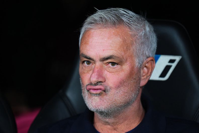 El técnico del Real Madrid José Mourinho en el banquillo previo al partido contra Villarreal en La Liga de España, el sábado 10 de octubre de 2026, en Madrid. (AP Foto/Manu Fernández)