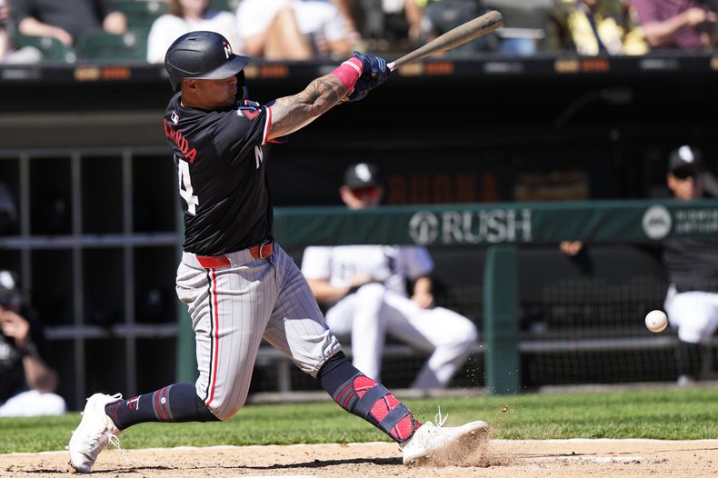El puertorriqueño de los Mellizos de Minnesota José Miranda batea un sencillo de una carrera en la séptima entrada del juego ante los Medias Blancas de Chicago el miércoles 1 de mayo del 2024. (AP Foto/Nam Y. Huh)