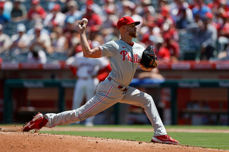 El pitcher abridor de los Filis de Filadelfia, Zack Wheeler lanza durante el primer inning del juego de béisbol contra los Angelinos de Los Ángeles, el domingo 30 de agosto de 2026 en Anaheim, Calif. (AP Foto/Caroline Brehman)