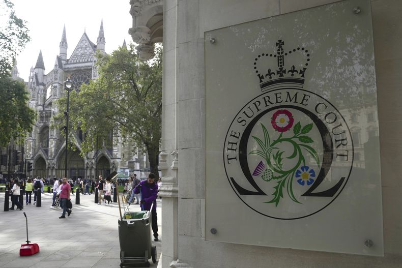 ARCHIVO - Una vista de la entrada a la Corte Suprema en Londres, el lunes 9 de octubre de 2023. (AP Foto/Kin Cheung, archivo)