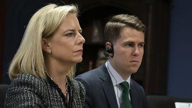Exfuncionario dice que escribió texto anónimo contra Trump