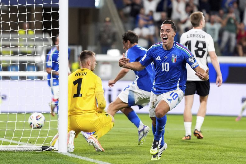 El italiano Giacomo Raspadori celebra tras anotar el tercer gol durante un partido de clasificación para el Mundial entre Italia y Estonia, el viernes 5 de septiembre de 2025, en Bérgamo, Italia. (Fabio Ferrari/LaPresse vía AP)