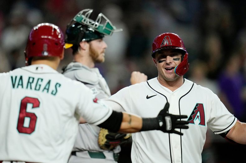 James McCann, de los Diamondbacks de Arizona, festeja con el venezolano Ildemaro Vargas su jonrón de dos carreras ante los Atléticos de Oakland, el miércoles 22 de julio de 2026 (AP Foto/Ross D. Franklin)