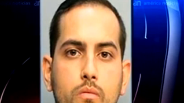 americateve | El departamento de policía encarceló a Raphael Rivero, quien está implicado por haber manipulado a una menor con propósitos sexuales. Fue liberado bajo fianza y será juzgado el 14 de julio