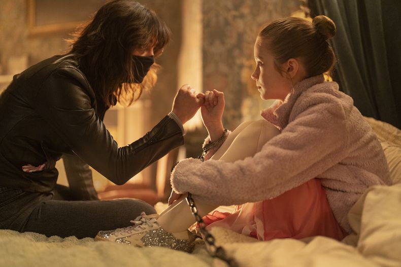 En esta imagen proporcionada por Universal Pictures, Melissa Barrera y Alisha Weir en una escena de Abigail. (Bernard Walsh/Universal Pictures via AP)