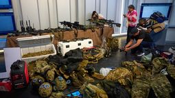 Las armas que, según las autoridades cubanas, fueron recuperadas de una lancha rápida en aguas cubanas tras un enfrentamiento, se exhiben durante una presentación a los medios de comunicación en La Habana, el viernes 27 de febrero de 2026. (AP Foto/Ramón Espinosa)