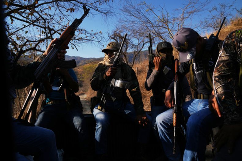 Miembros de un grupo local de autodefensa formado por residentes en respuesta a la violencia de los cárteles patrullan en Guajes de Ayala, México, el martes 10 de marzo de 2026. (Foto AP/Marco Ugarte)