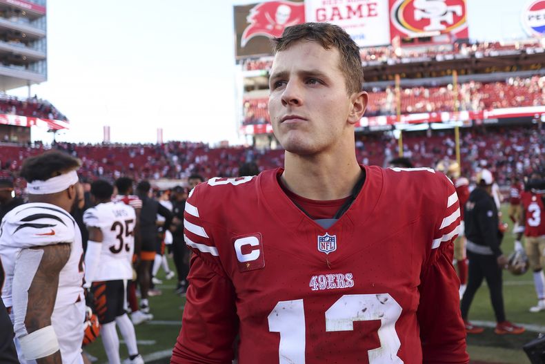 Brock Purdy, quarterback de los 49ers de San Francisco, abandona el terreno después del partido del domingo 29 de octubre de 2023, ante los Bengals de Cincinnati (AP Foto/Jed Jacobsohn)