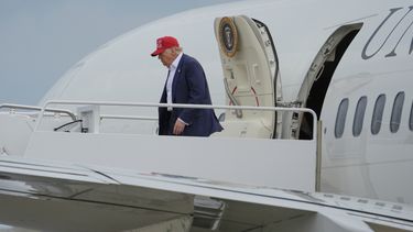 El presidente estadounidense Donald Trump llega en el avión presidencial a la Base de la Fuerza Aérea Andrews, el martes 1 de julio de 2025. (AP Foto/Alex Brandon)