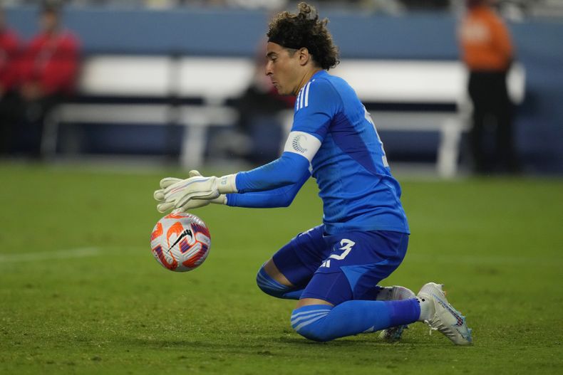 El arquero mexicano Guillermo Ochoa domina un balón en el partido contra Estados Unidos por las semifinales de la Liga de Naciones de la CONCACAF, el jueves 15 de junio de 2023, en Las Vegas. (AP Foto/John Locher)