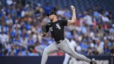 El lanzador de los Medias Blancas de Chicago Garrett Crochet lanza en la segunda entrada del juego ante los Azulejos de Toronto el martes 21 de mayo del 2024. (Christopher Katsarov/The Canadian Press via AP)