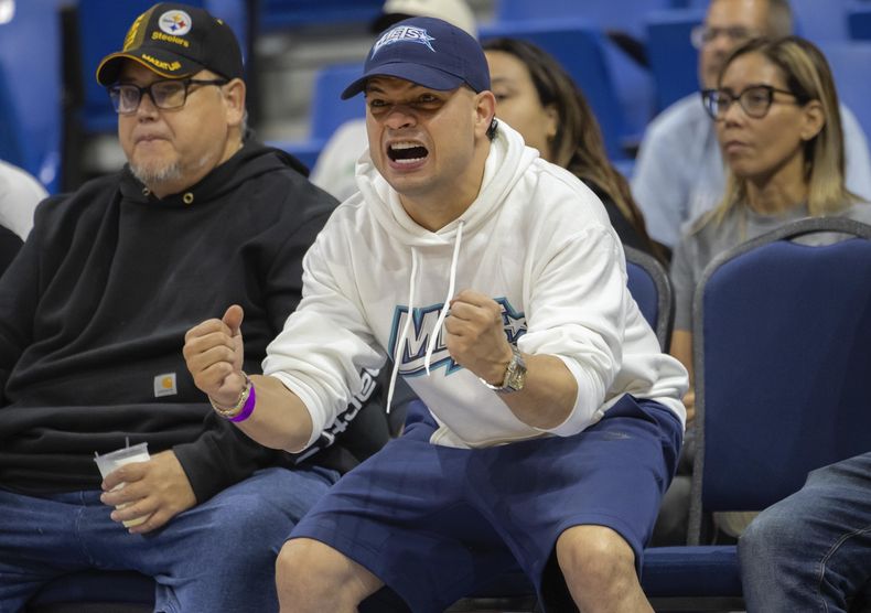 El cantante de reggaeton Jowell en un partido de basquetbol entre los Mets de Guaynabo y los Vaqueros de Bayamón, en el Coliseo Rubén Rodríguez en Bayamón, Puerto Rico, el 1 de julio de 2024. (AP Foto/Alejandro Granadillo)