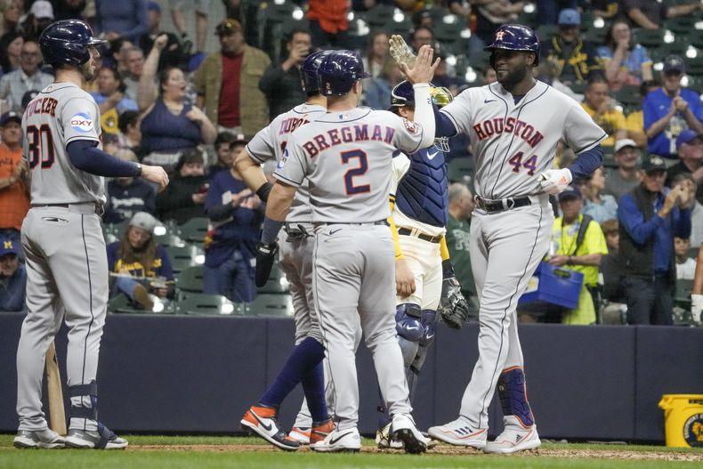 Yordan Álvarez de los Astros de Houston es felicitado por sus compañeros tras batear un grand slam en la sexta entrada del juego ante los Cerveceros de Milwaukee el lunes 22 de mayo del 2023. (AP Foto/Morry Gash)