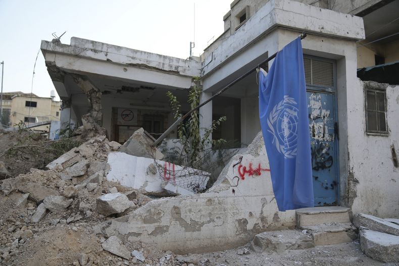 Las oficinas de la Agencia de Naciones Unidas para los Refugiados de Palestina en Oriente Próximo (UNRWA), presenta daños parciales después de un operativo del ejército de Israel en el campamento para refugiados Nur Shams, en Tulkarem, Cisjordania, el 31 de octubre de 2024. (AP Foto/Nasser Nasser)