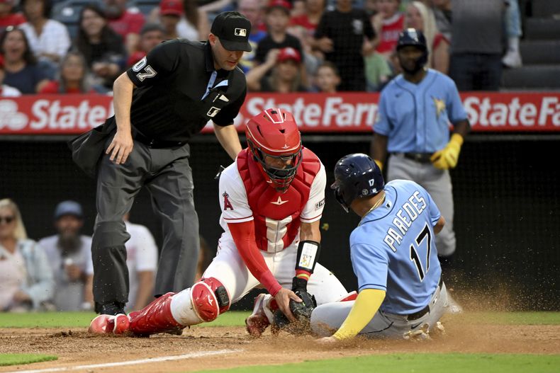 El mexicano Isaac Paredes, de los Rays de Tampa Bay, anota frente a Logan OHoppe, cátcher de los Angelinos de Los Ángeles, en el segundo juego de una doble cartelera realizada el sábado 19 de agosto de 2023 (AP Foto/Michael Owen Baker)