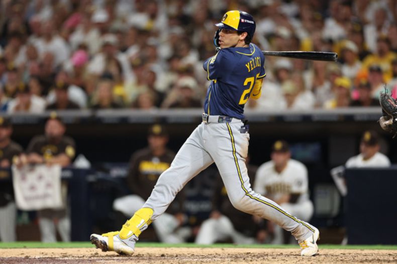 Christian Yelich de los Cerveceros de Milwaukee le da seguimiento a su sencillo remolcador en la séptima entrada del juego 3 de la serie divisional de la Liga Nacional ante los Padres de San Diego el martes 6 de octubre del 2026. (AP Foto/Derrick Tuskan)